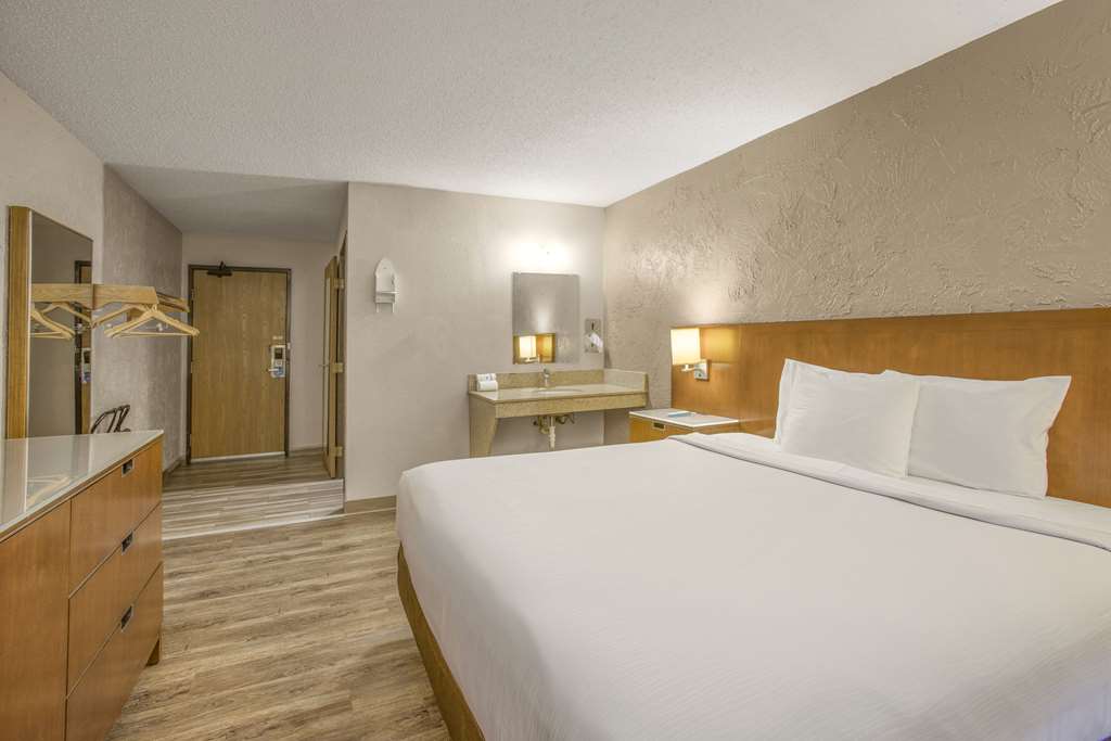Rodeway Inn & Suites Grand Rapids Southeast - photo 26