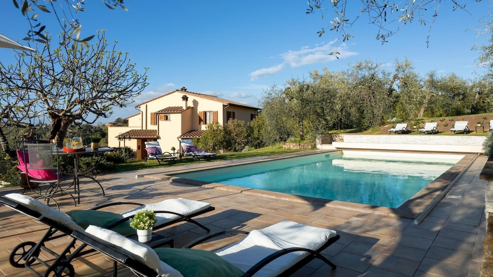 La Villa nell'Isola Verde 12 Emma Villas — 4-Star Luxury Hotel in Casciana Terme, Italy
