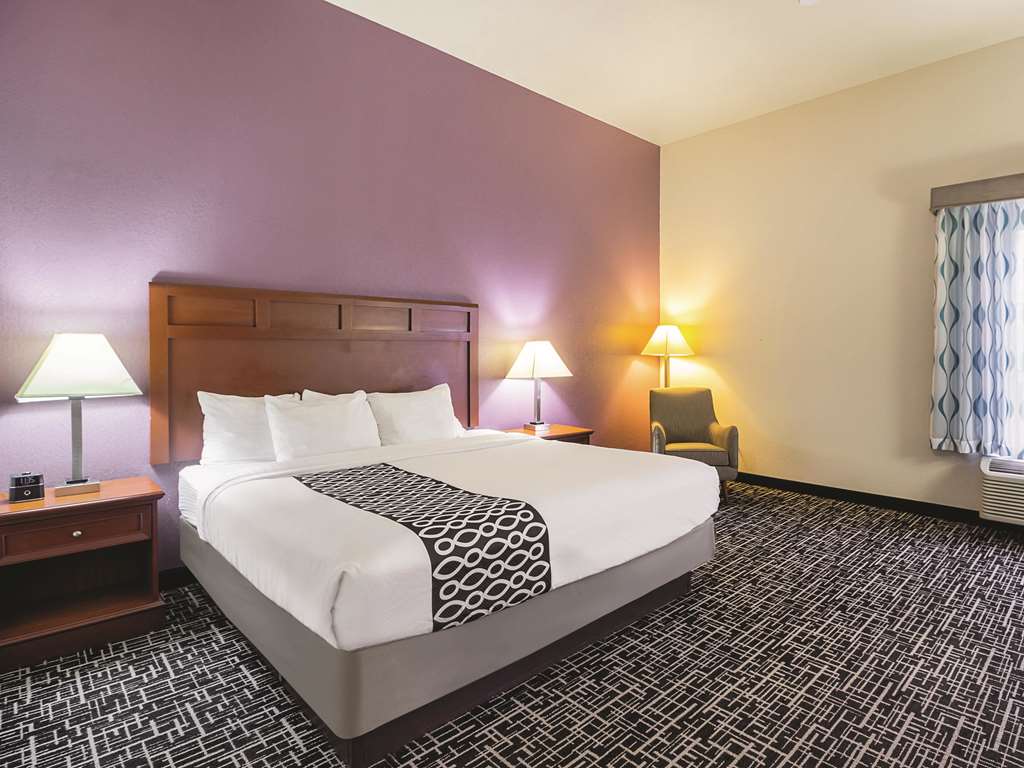 La Quinta Inn & Suites by Wyndham Bowling Green - photo 25