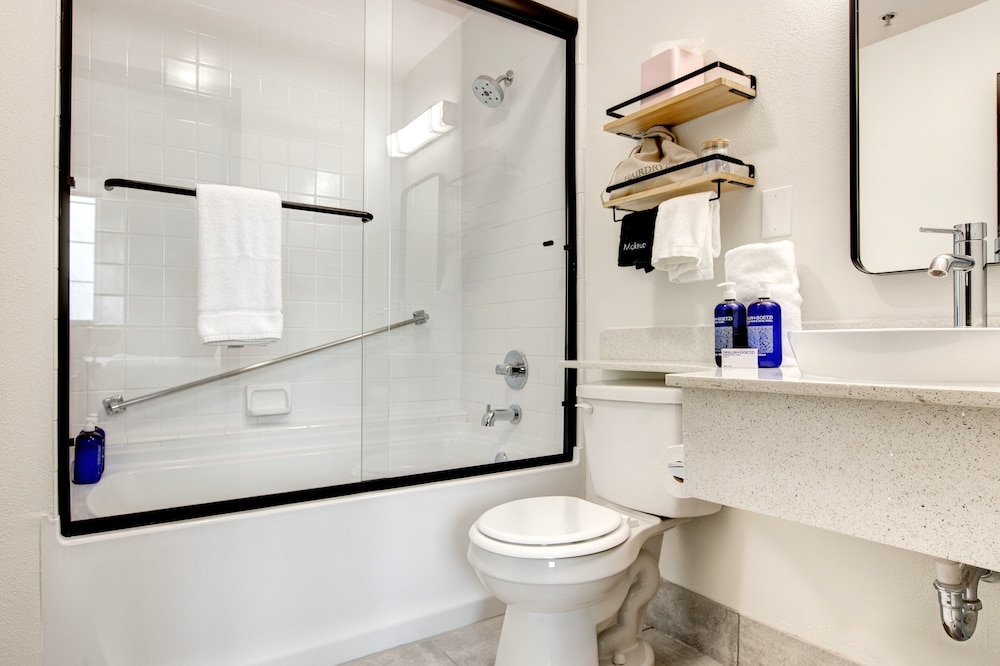 Elwood Hotel & Suites - photo 21