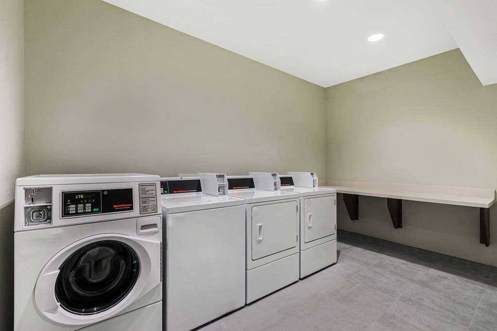 La Quinta Inn & Suites by Wyndham Kansas City Beacon Hill - photo 28