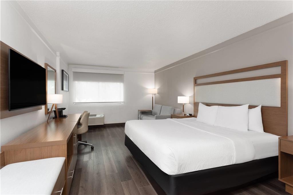 La Quinta Inn & Suites by Wyndham Ft Lauderdale Cypress Cr - photo 23