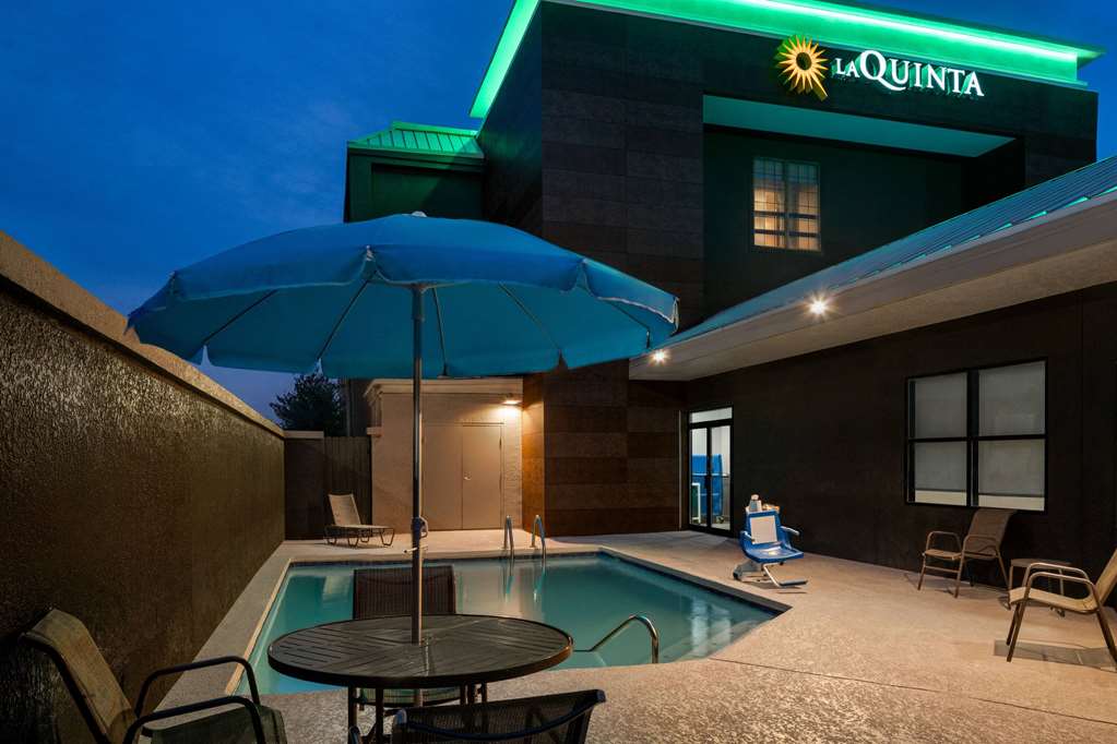La Quinta Inn & Suites by Wyndham Round Rock North - photo 10