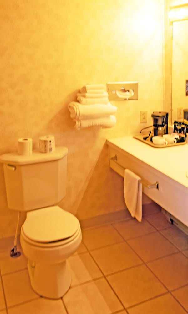 Lake Fanny Hooe Resort 2 Bed With Balcony #12 1 Bedroom Hotel Room by RedAwning - photo 6