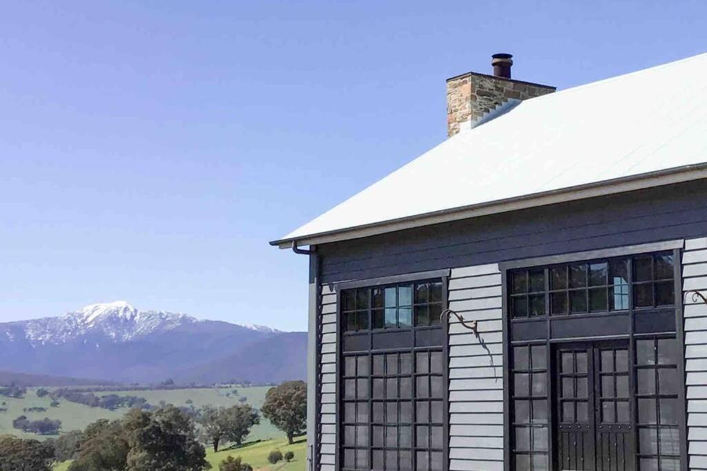 Coombs Hill Barn - last minute hotel in Unknown City