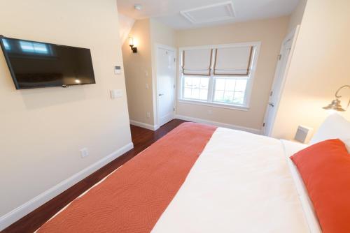 The East Island Reserve Hotel - photo 12