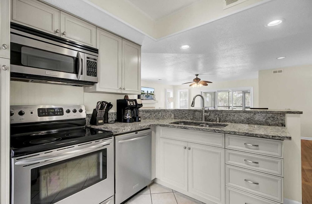 401 Yacht by Avantstay Marina View Pool Porch - photo 13