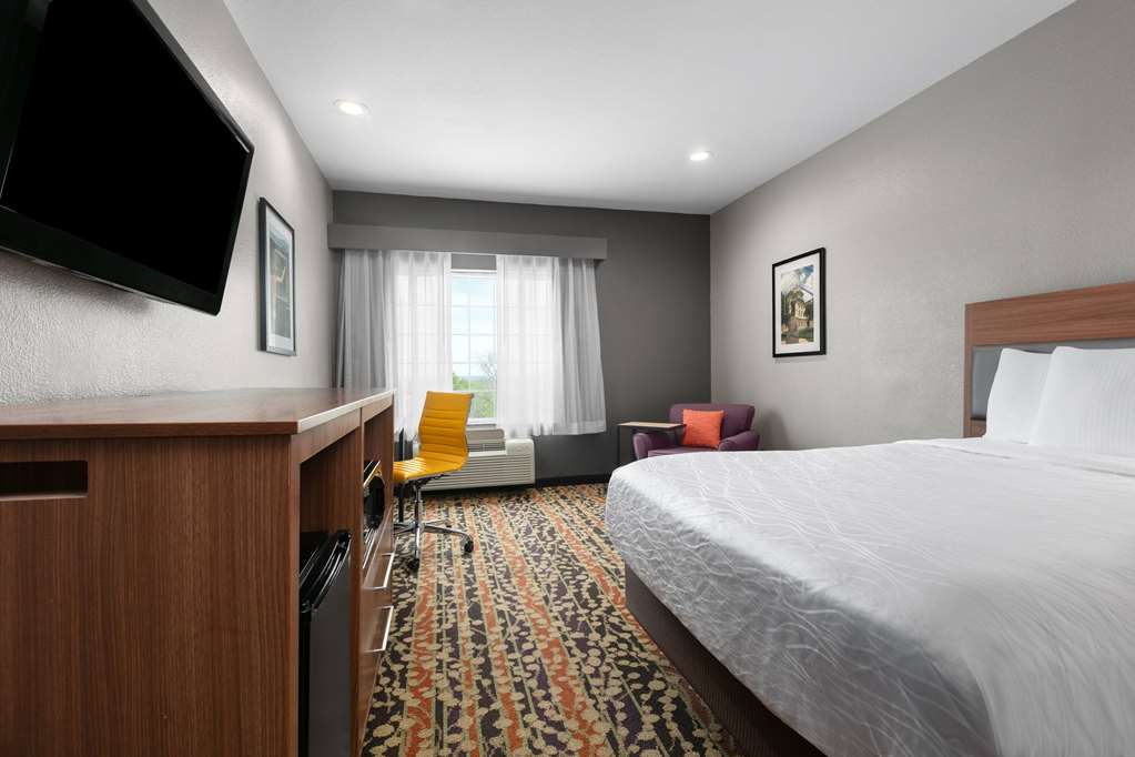 La Quinta Inn & Suites by Wyndham Belton Temple South - photo 24