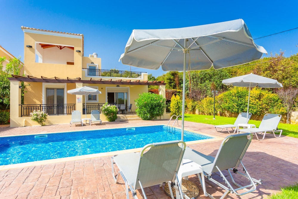 Villa Georgia Large Private Pool Walk to Beach A C Wifi Car Not Required 1976 — 4-Star Luxury Hotel in Rethymno, Greece