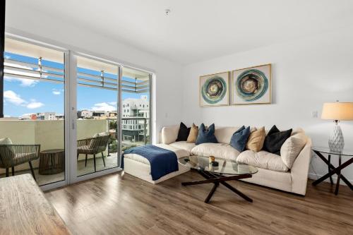 Luxury Penthouse 2 BR with Pool & Gym Access — 4-Star Luxury Hotel in Los Angeles, United States