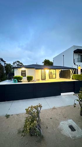 Modern Studio Stylish &Cozy Ieft Unit — 4-Star Luxury Hotel in Los Angeles, United States