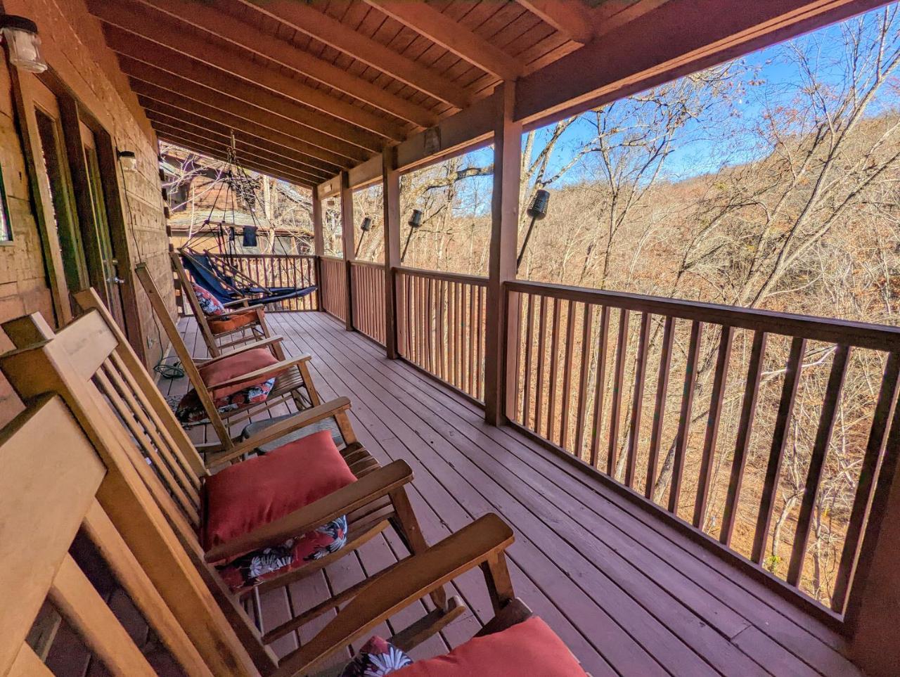 Firefly Hollow Cabin Smoky Mountains Soaky Mountain Water Park Sevierville Convention Center — 4-Star Luxury Hotel in Pigeon Forge, United States