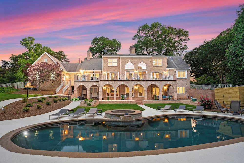 Shoreway Cove by Avantstay Waterfront Pool Dock — hotel in Huntersville