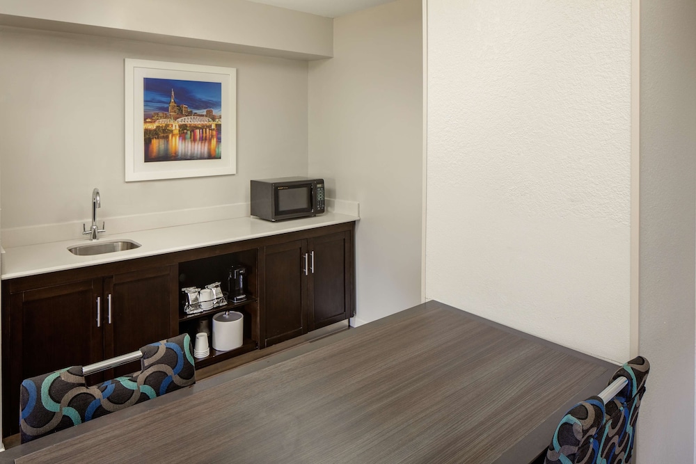 Hampton Inn & Suites Nashville Airport - photo 23