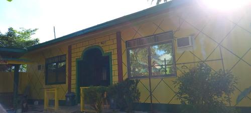 Yellow Hauz - last minute hotel in Port Barton