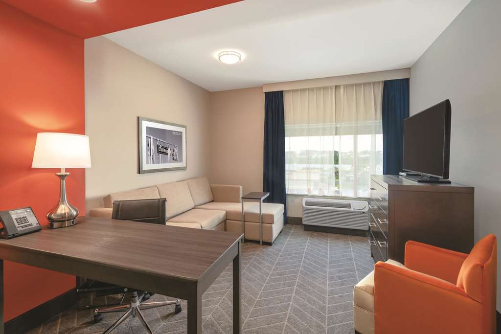 La Quinta Inn & Suites by Wyndham Opelika Auburn - photo 8