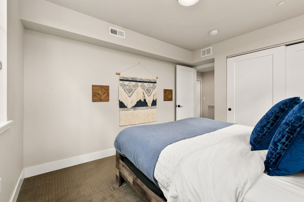 Old Town Modern New Build: Rftp Spa W Mtn Views - photo 4