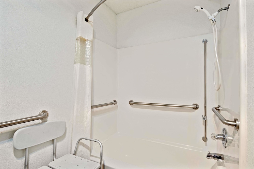 Super 8 by Wyndham Riverside Kansas City - photo 10