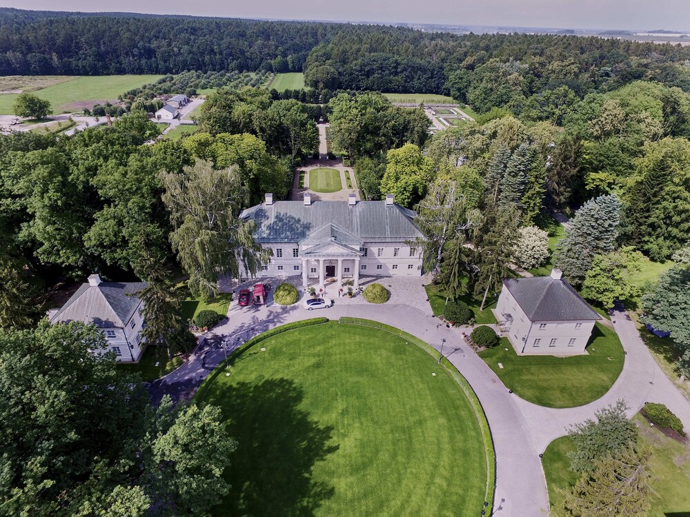 Palac Mala Wies — 4-Star Luxury Hotel in Belsk Duzy, Poland