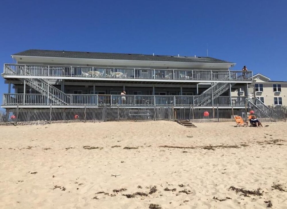 Sandcastle Beachfront Inn - photo 15