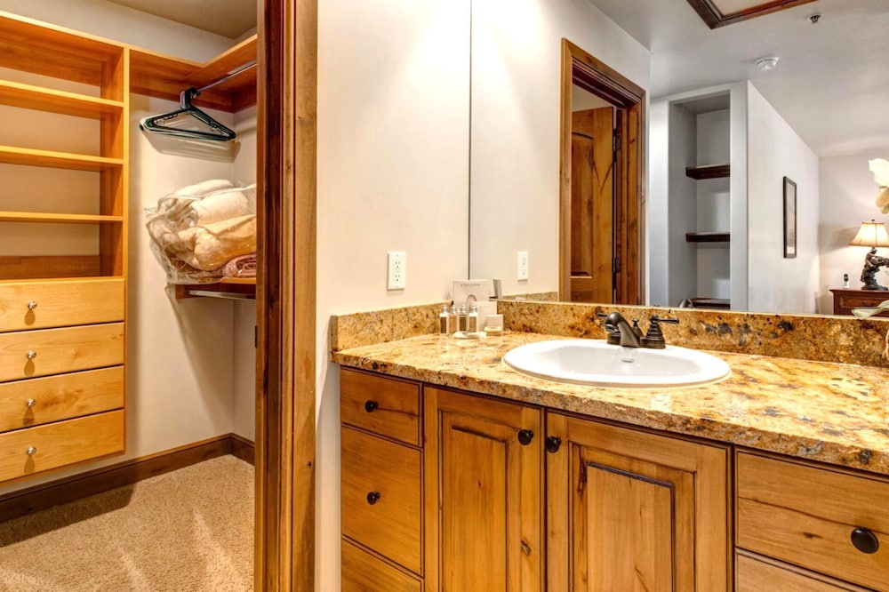 KBM Resorts Walk to Lifts and Main St Rent 1416 and 1418 Townhomes together Pri Hot tub PPS 1418 - photo 14