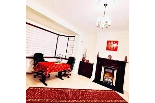 Beautiful Double En suite Room separate entrance Ilford Central line Gants Hill free parking — 4-Star Luxury Hotel in Ilford, United Kingdom