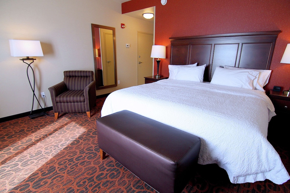 Hampton Inn & Suites Grand Forks - photo 11