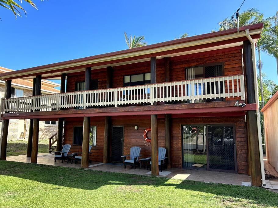 Beachside Modern Cedar Home — 4-Star Luxury Hotel in Emu Park, Australia