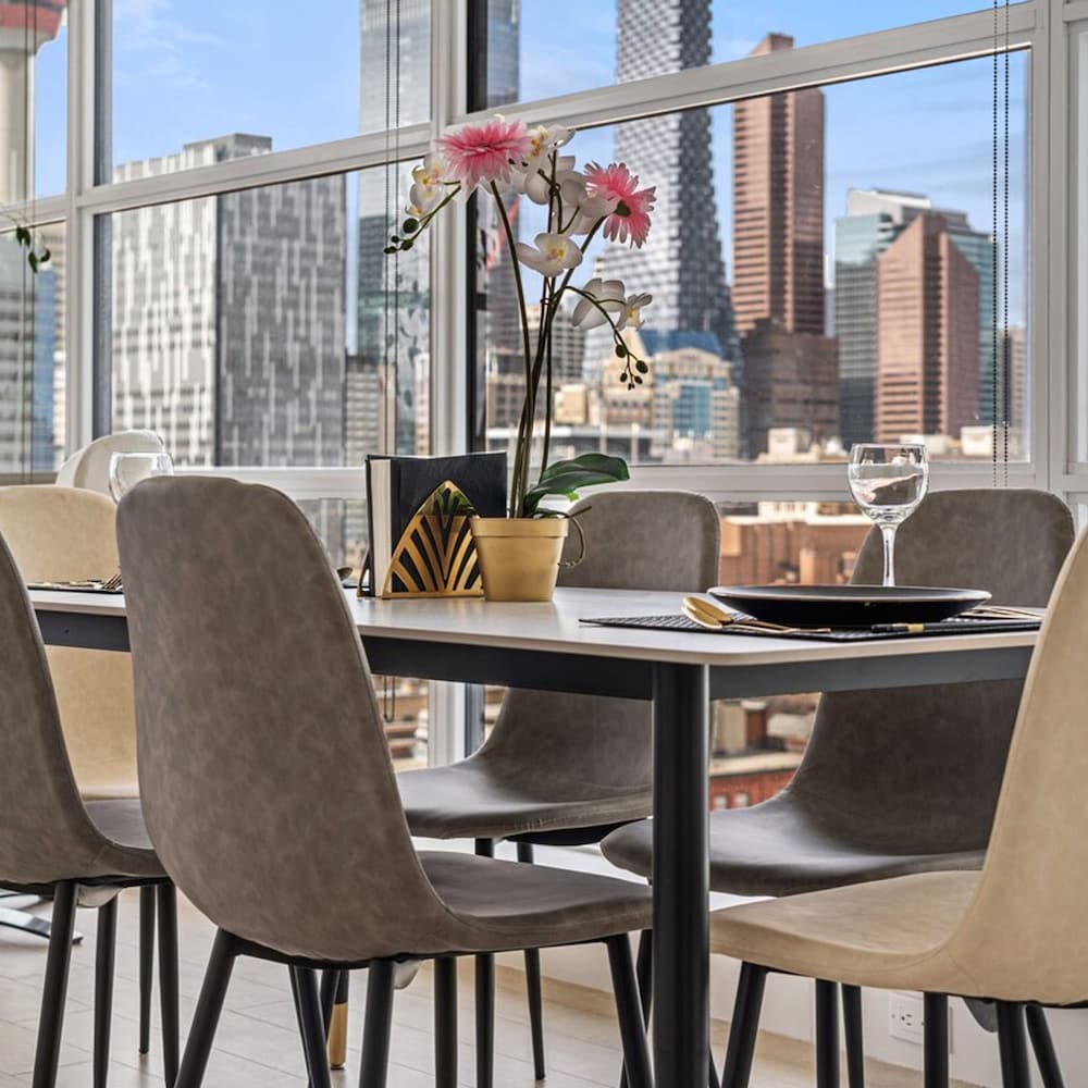 DT Upscale Corner Unit Tower Views Free Parking — Calgary — photo 4