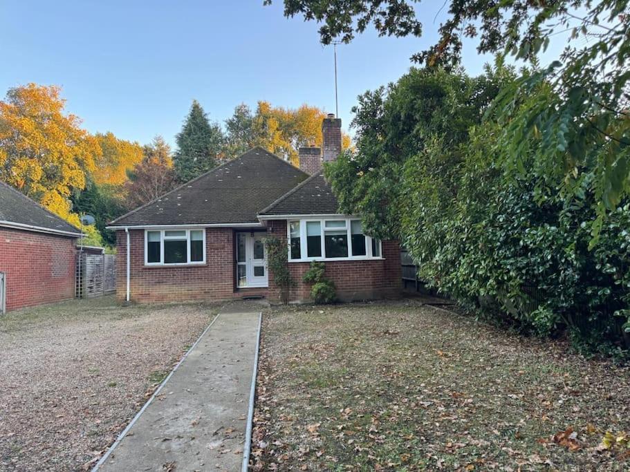 Spacious 3 bed garden & parking - last minute hotel in Finchampstead