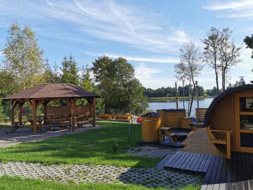 Domki Borowiackie nad brzegiem jeziora pet-friendly hotel Lubiewo