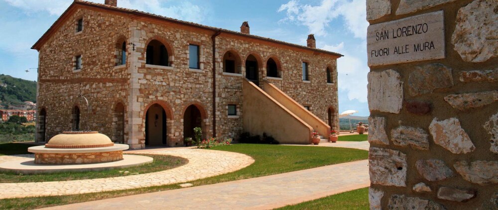 Agriturismo San Lorenzo — 4-Star Luxury Hotel in Serre Di Rapolano, Italy