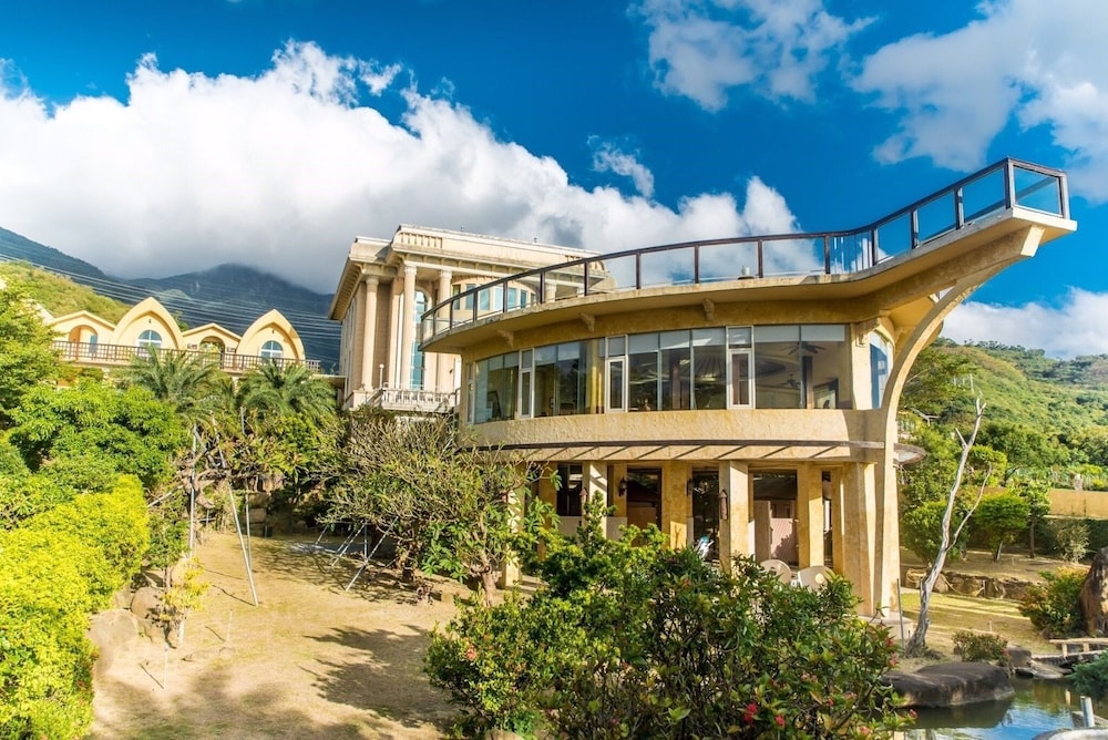 Whales Mountain & Seaview Resort — hotel in Hengchun