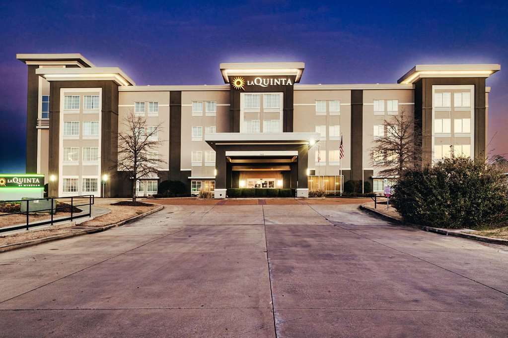 La Quinta Inn & Suites by Wyndham Starkville at MSU - photo 4