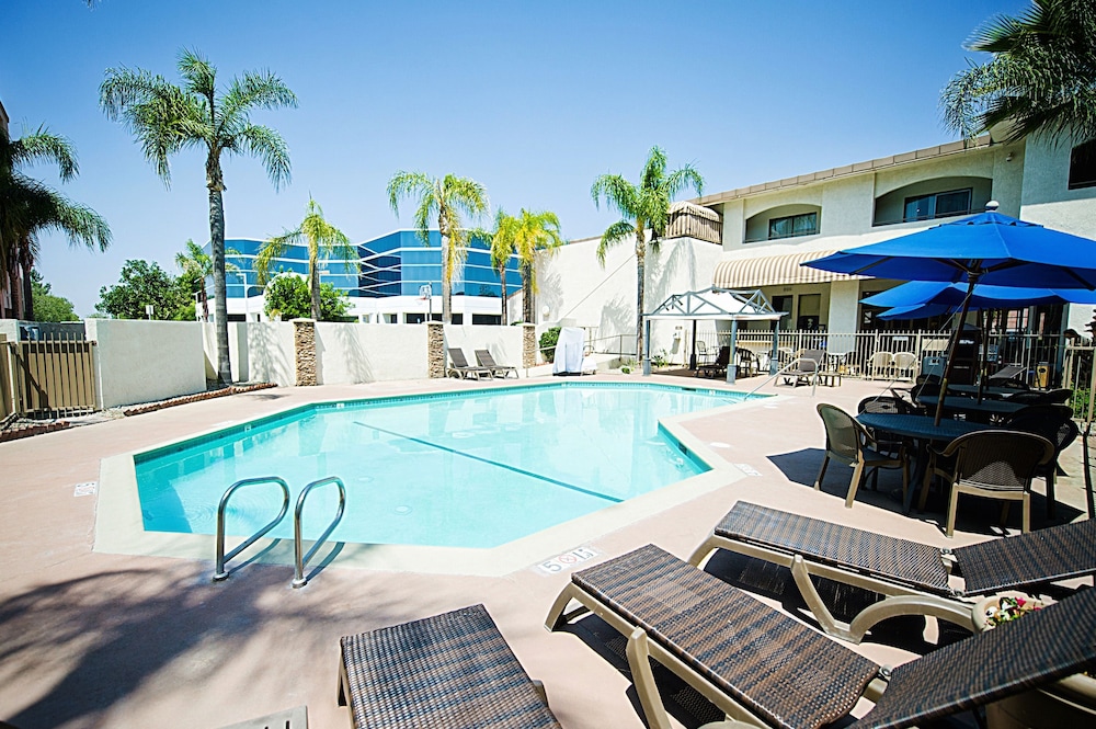 Hotel d Lins Ontario Airport - carbon neutral hotel in Ontario