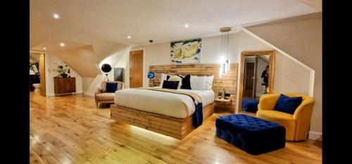 The Sleeping Dog Room at The Grumpy Schnauzer BnB Huge Room Luxe Suite Private Hot Tub Breakfast Gym Games Room Farm Stay Amazing — 4-Star Luxury Hotel in Airdrie, United Kingdom