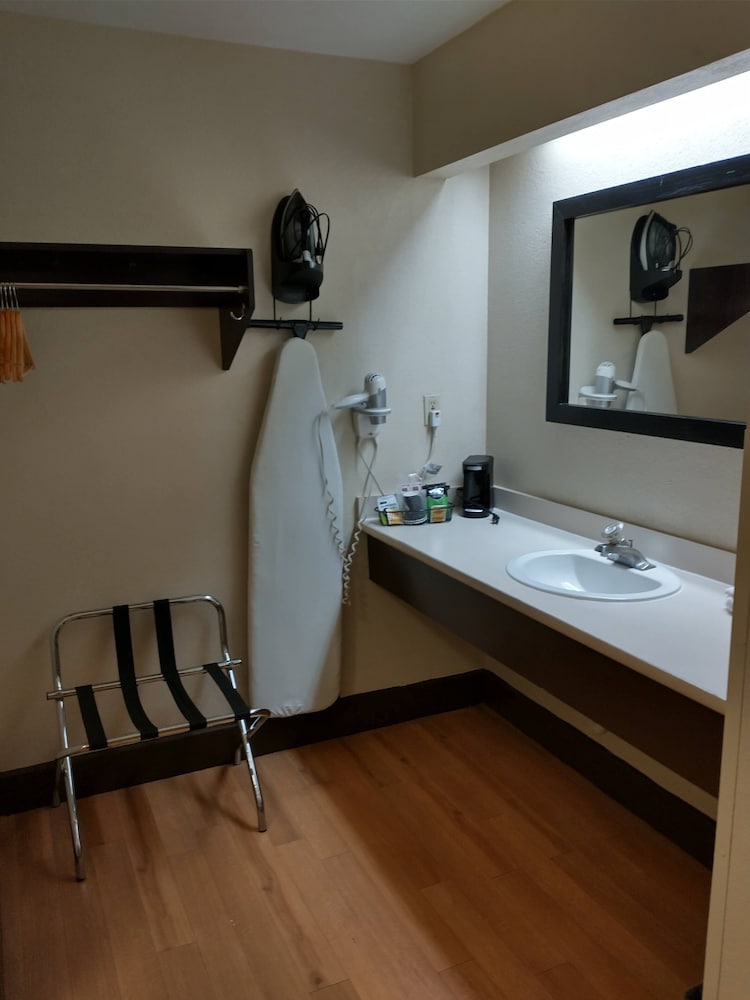 Red Roof Inn Santa Ana - photo 8
