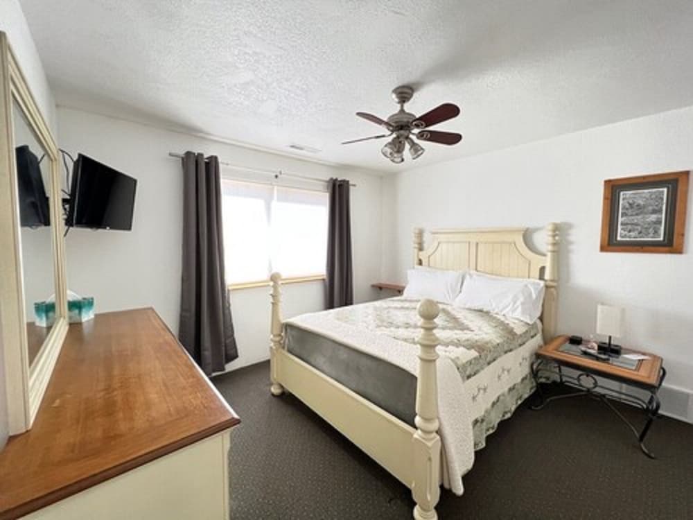 The Snuggle Inn - photo 25