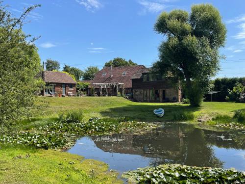 The Barn cottage with hot tub overlooking the lake — 4-Star Luxury Hotel in Ringmer, United Kingdom
