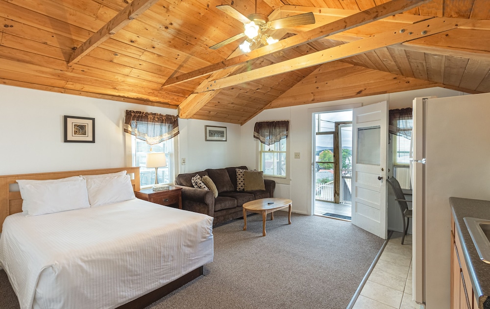 Half Moon Motel & Cottages - photo 10