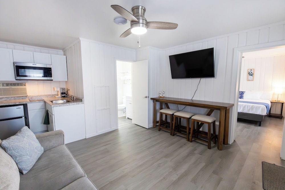 Anchor Bay Inn and Suites - photo 29