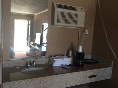 Lake Shore Motel - photo 30