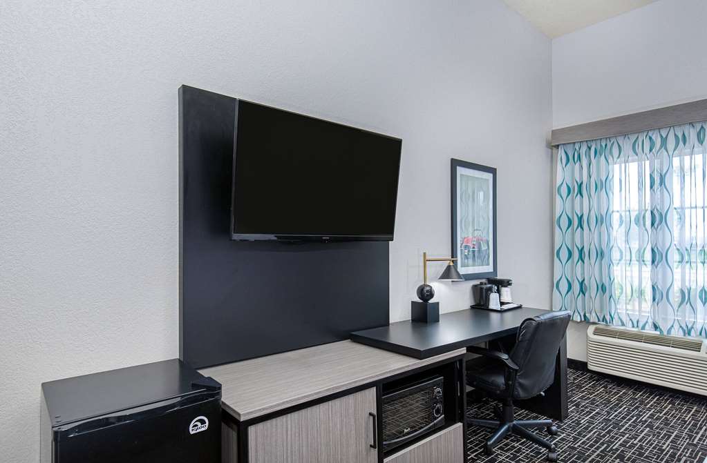 La Quinta Inn & Suites by Wyndham Bowling Green - photo 37