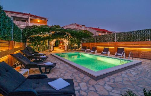 Six Bedroom Holiday Home In Zrnovnica — 4-Star Luxury Hotel in Zrnovnica, Croatia