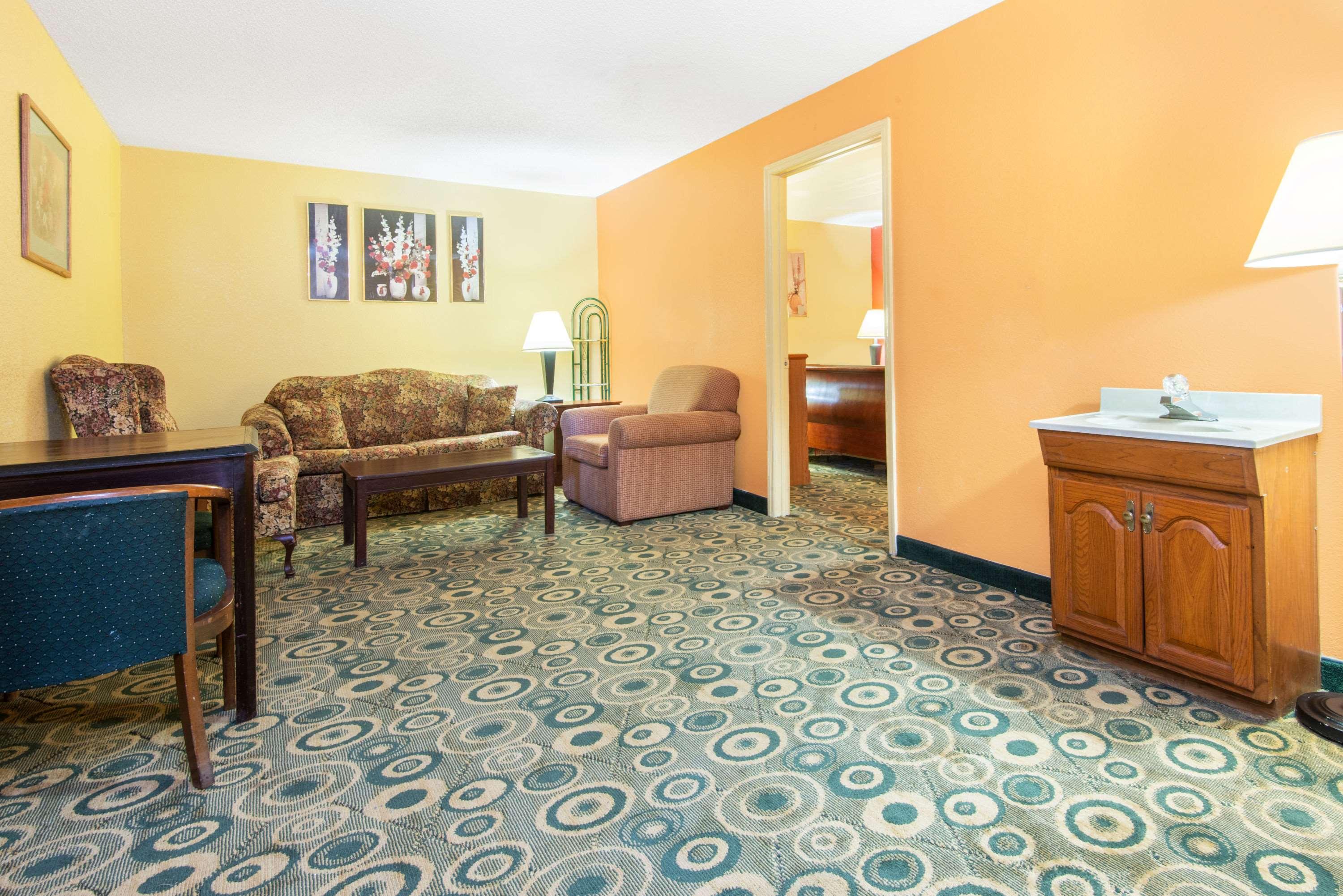 Days Inn Opelika - photo 9