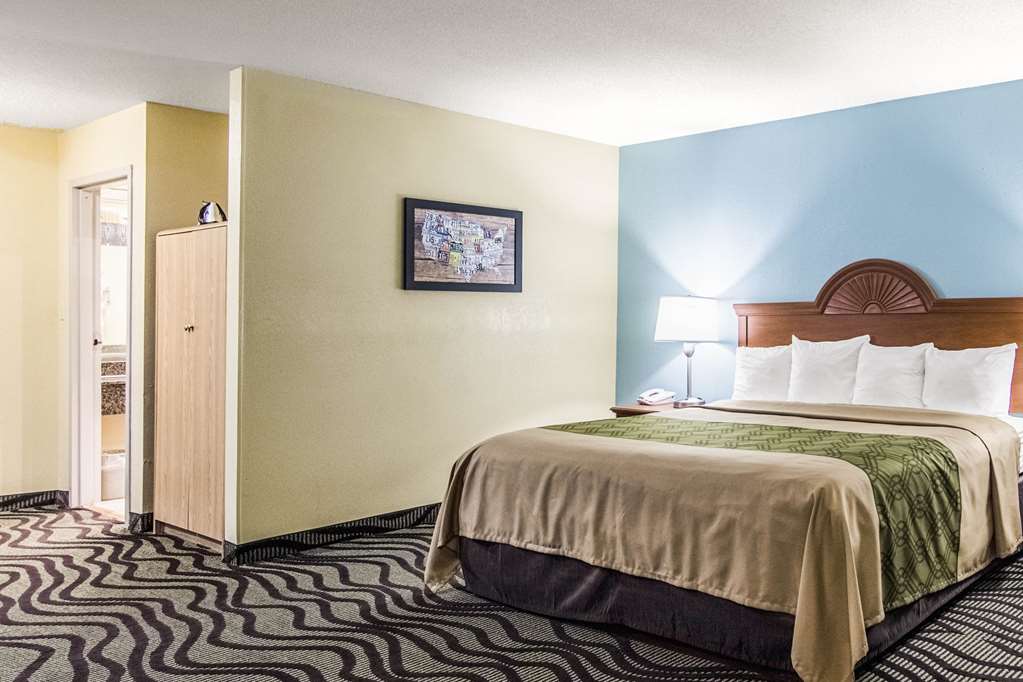 Econo Lodge Darien - photo 22