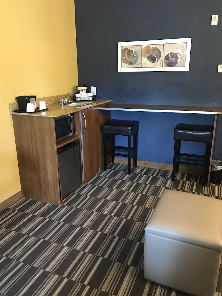 Microtel Inn & Suites by Wyndham Columbus Near Fort Benning - photo 11