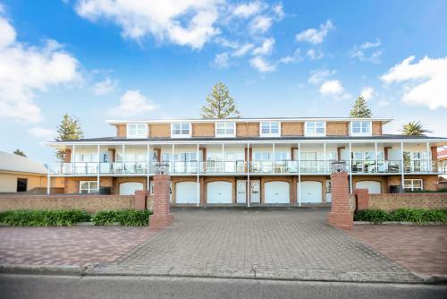Beautiful Beach Front Townhouse — 4-Star Luxury Hotel in Victor Harbor, Australia