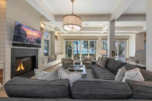 Spellbound Lakefront Lodge by Tahoe Getaways 5 BR w Hot Tub Buoy & Beach access — 4-Star Luxury Hotel in Kings Beach, United States