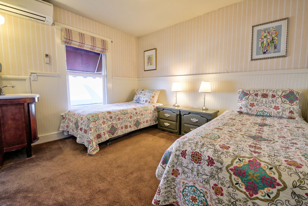 Hotel Charlotte - photo 16